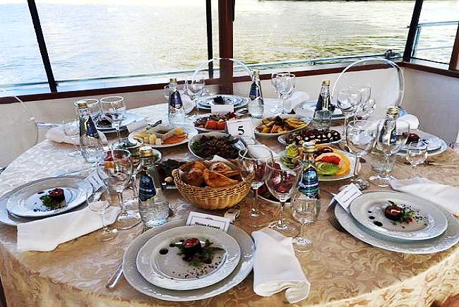Moscow river cruise dinner